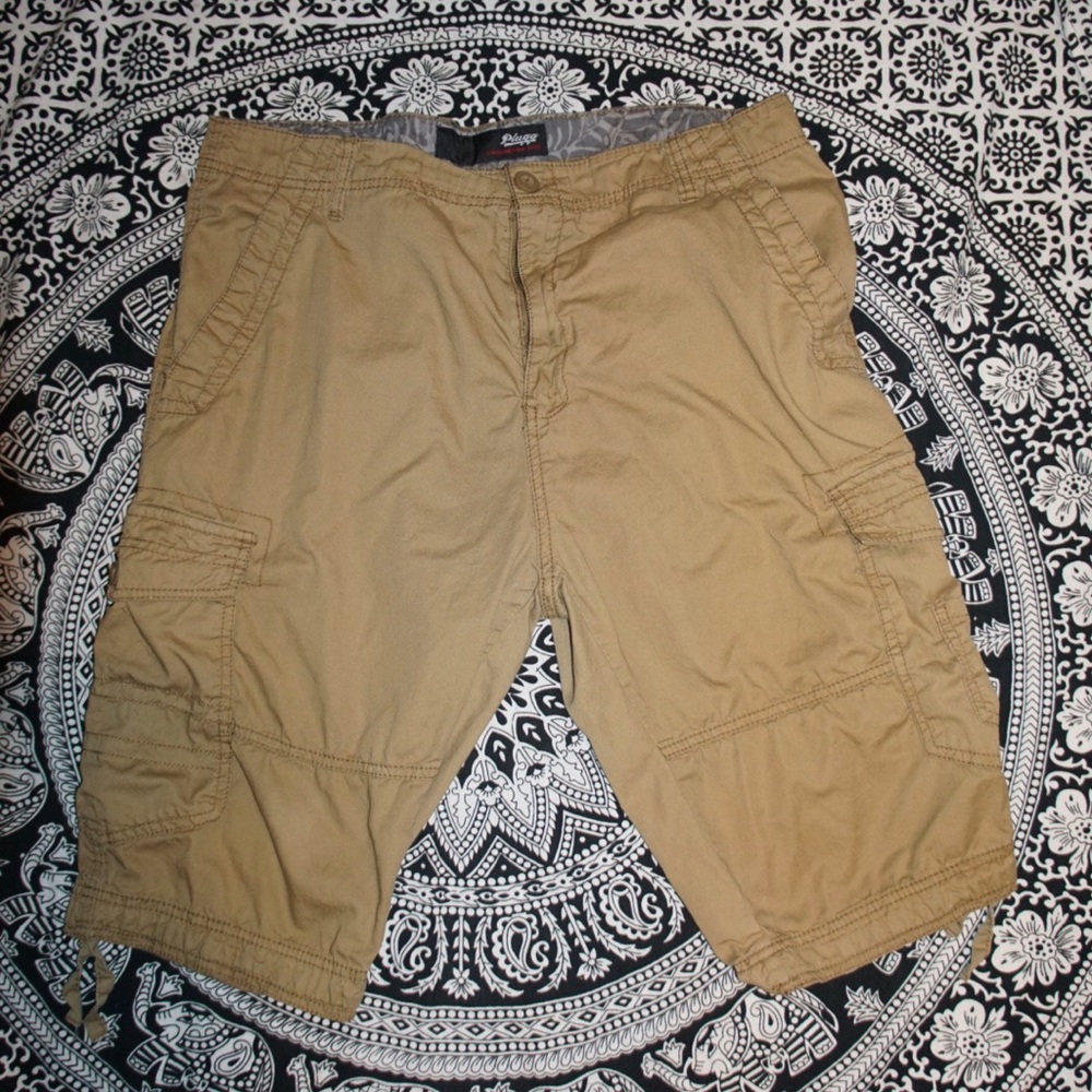 Men’s Tan Cargo Shorts (36in Waist)